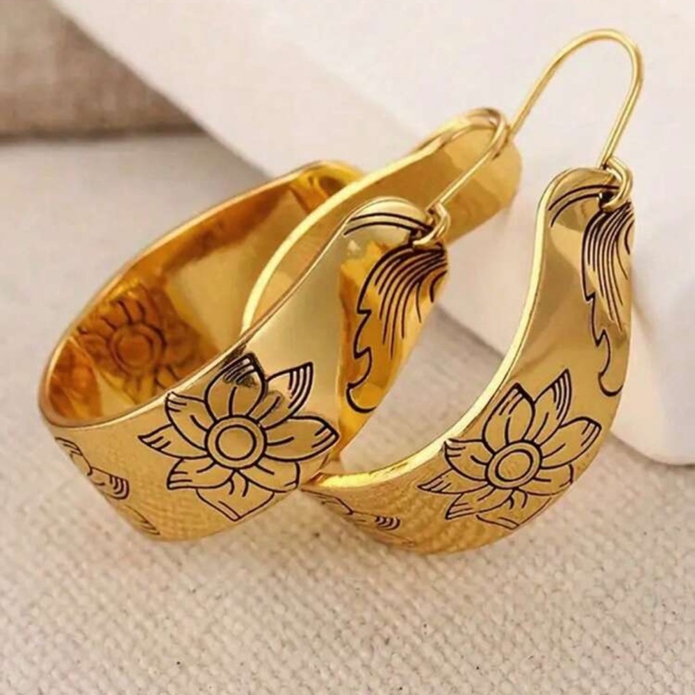 Boreal Gold Engraved Hoop Earrings - Picture 3 of 4